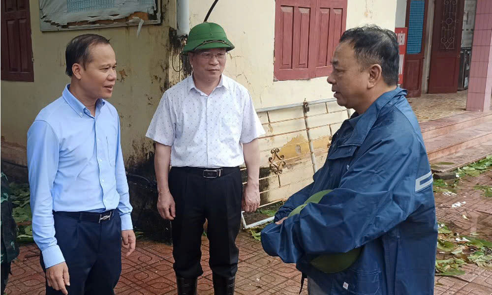 Đồng chí Mai Sơn nắm bắt tình hình tại Trung tâm Y tế huyện Lục Ngạn.